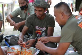 Satbrimob Polda Lampung Buka Dapur Umum di Panjang